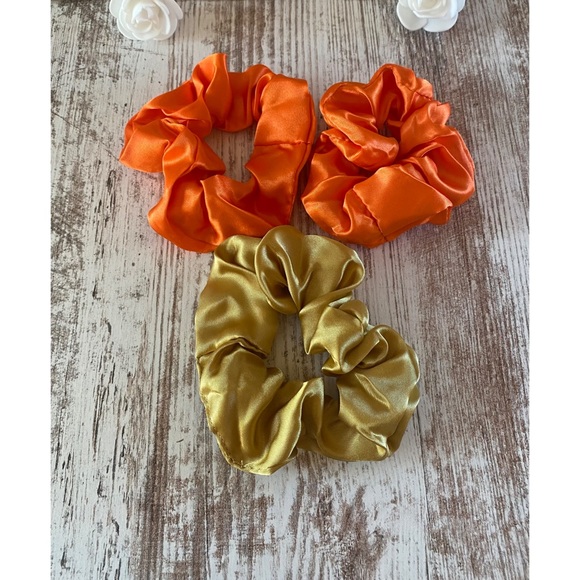 Brand new Tory Burch exclusive bundle - Picture 5 of 7